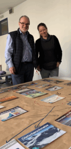 Die Climate Fresk Lokalreferent:innen für Düsseldorf, Carsten Neises und Jenny Scholl, bei einem Climate Fresk-Workshop 2024 in Düsseldorf.